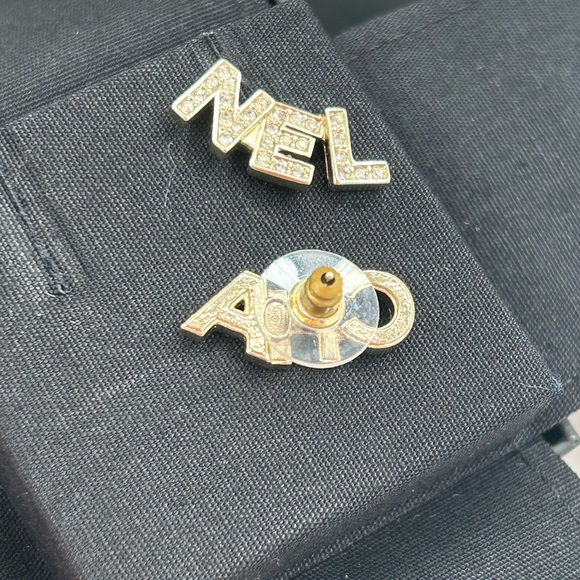 ⚫️🔥RARE! CHANEL•21V ‘CHA NEL’ Rhinestone Earrings - Picture 3 of 3